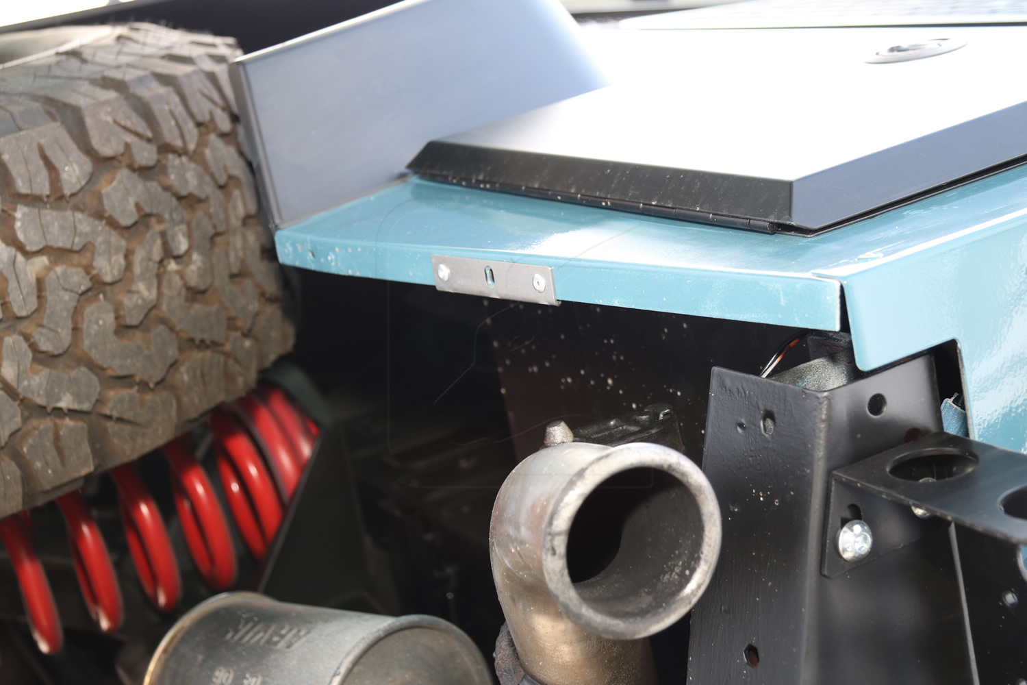 an Defender 110 verbaute Randverstärkung für Spritzlappenhalter