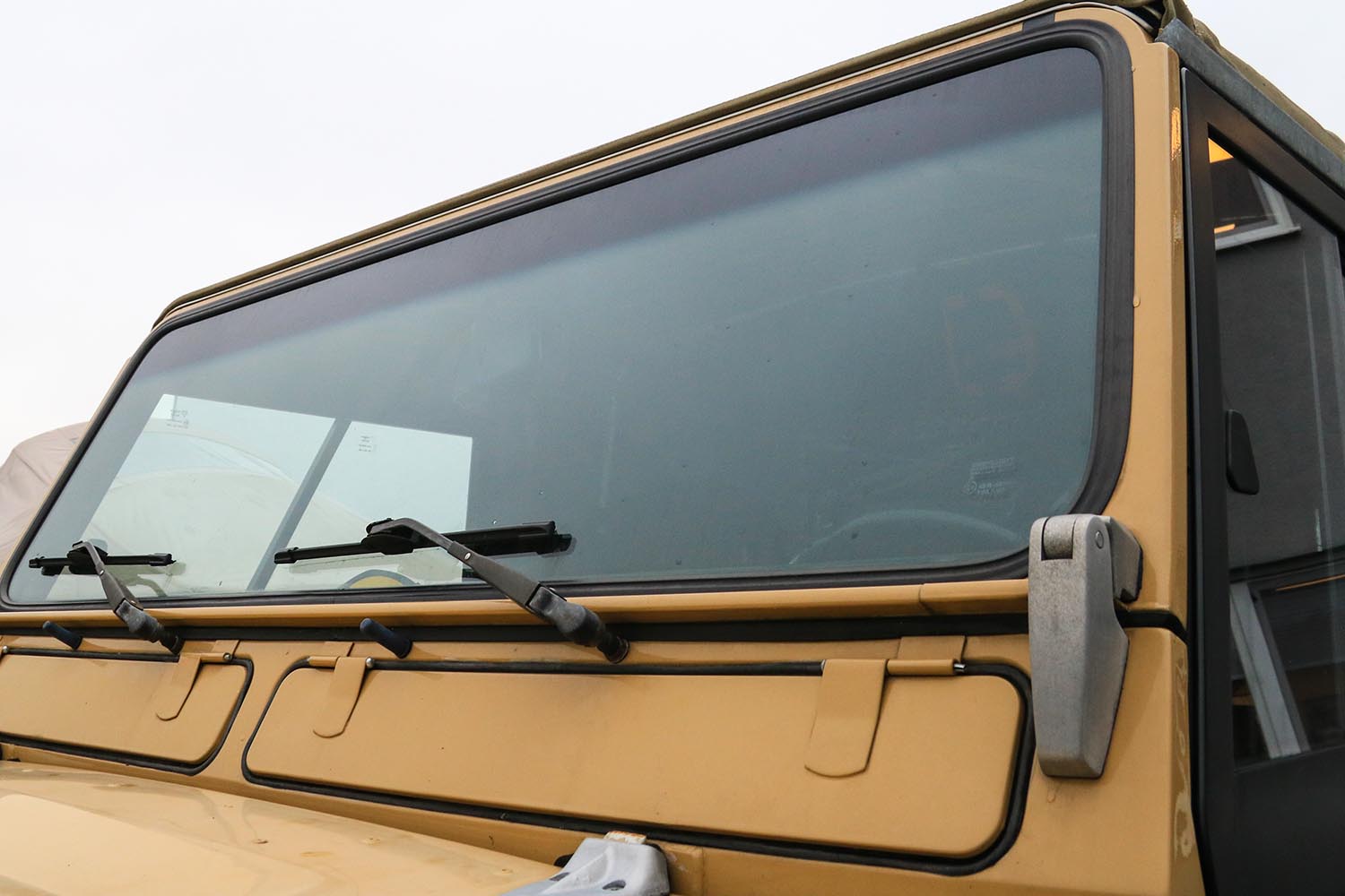 Windschutzscheibe Defender, getönt mit Blaukeil, 90/110 bis MY2016