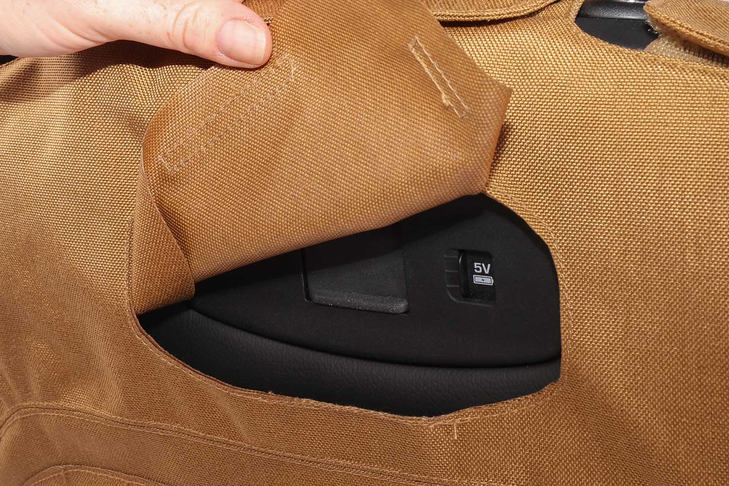 Sitzbezug für Defender L663 mit Aussparung für Steckdose, coyote