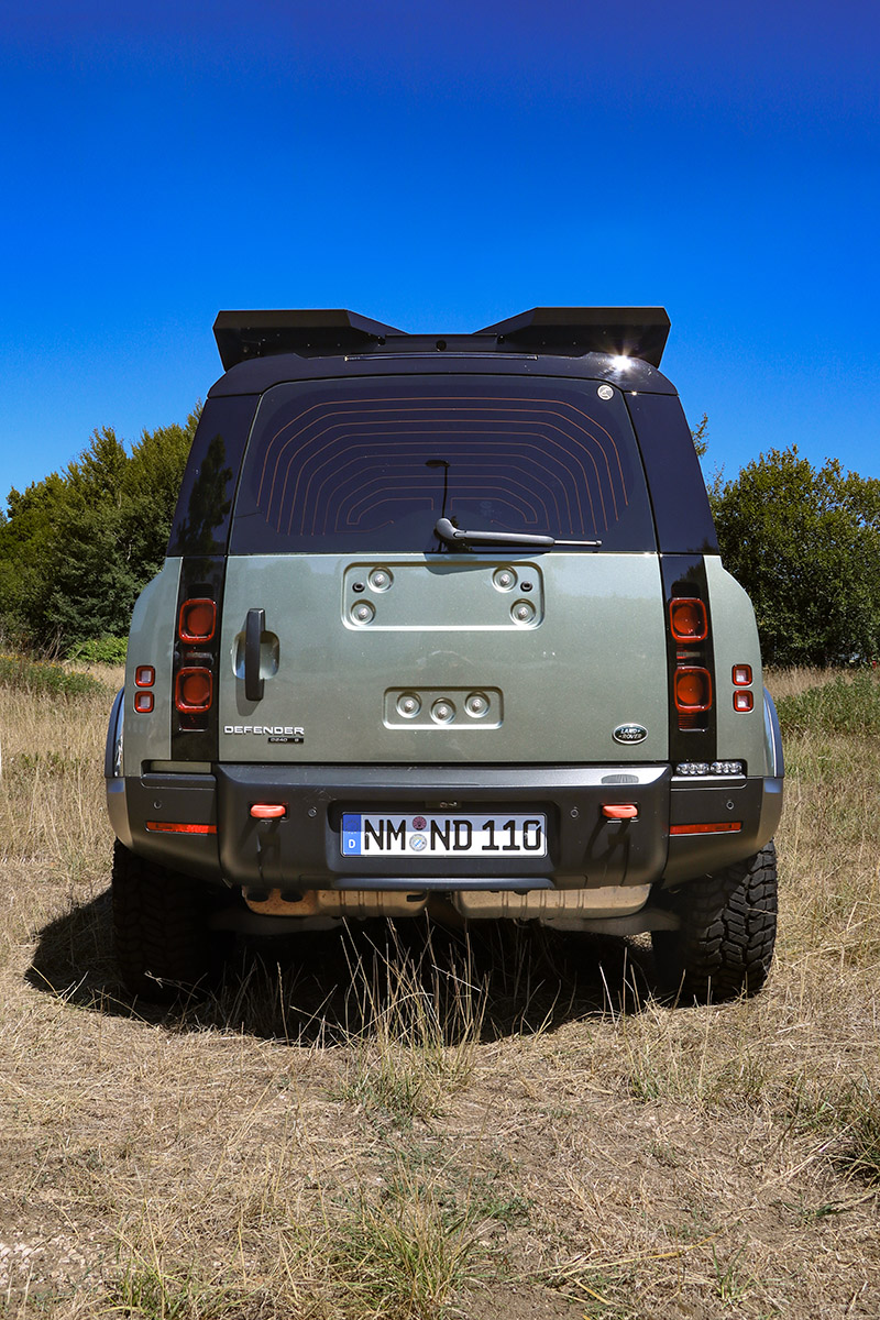 flacher Systemdachträger New Defender Heckansicht