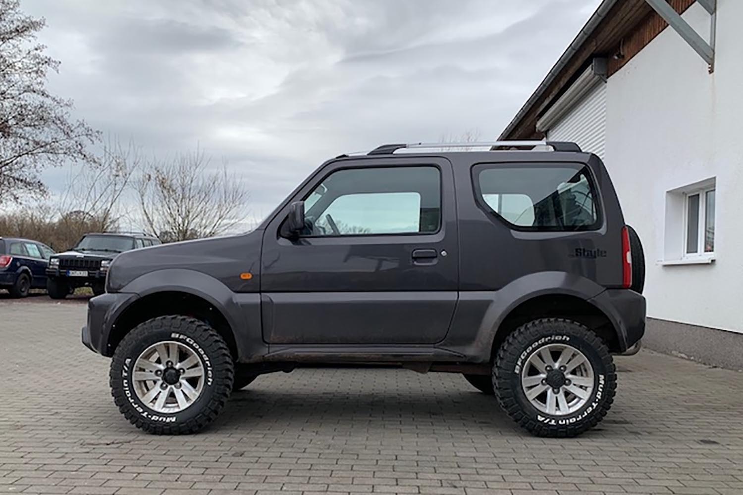Höherlegungsfahrwerk TREKFINDER für SUZUKI Jimny I +55 mm