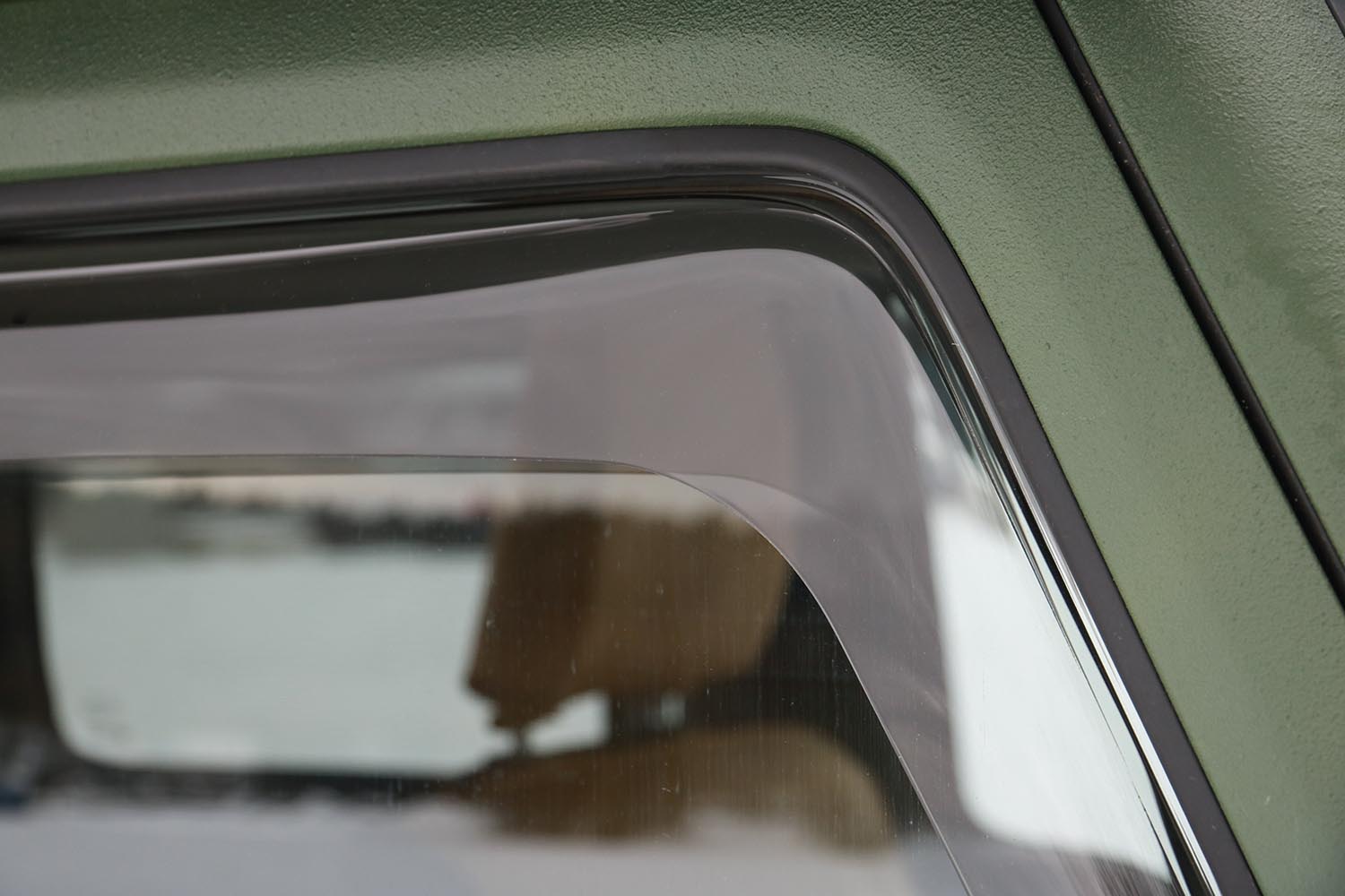 Windabweiser ClimAir für Suzuki Jimny 2, ab Bj 2018, vorne, grau