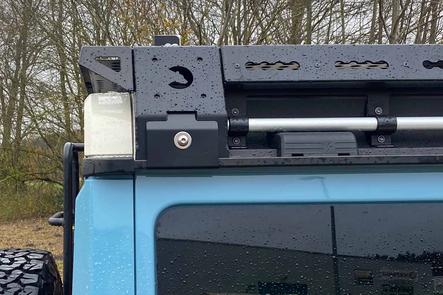 Detail, Abschlussblech, Carog Bear auf Grenadier