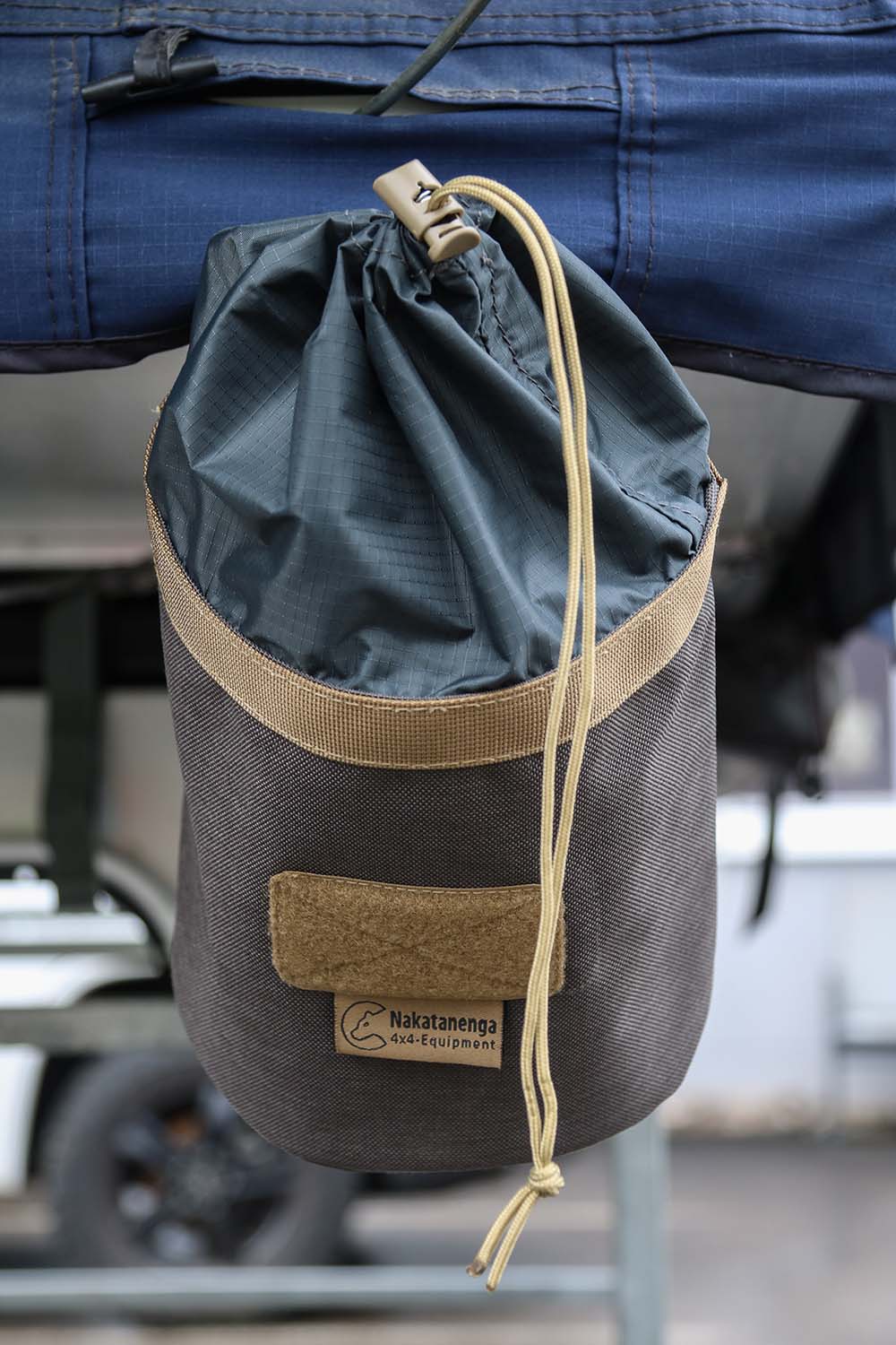 DABUCKET-Mehrzweckeimer am Dachzelt eingekedert