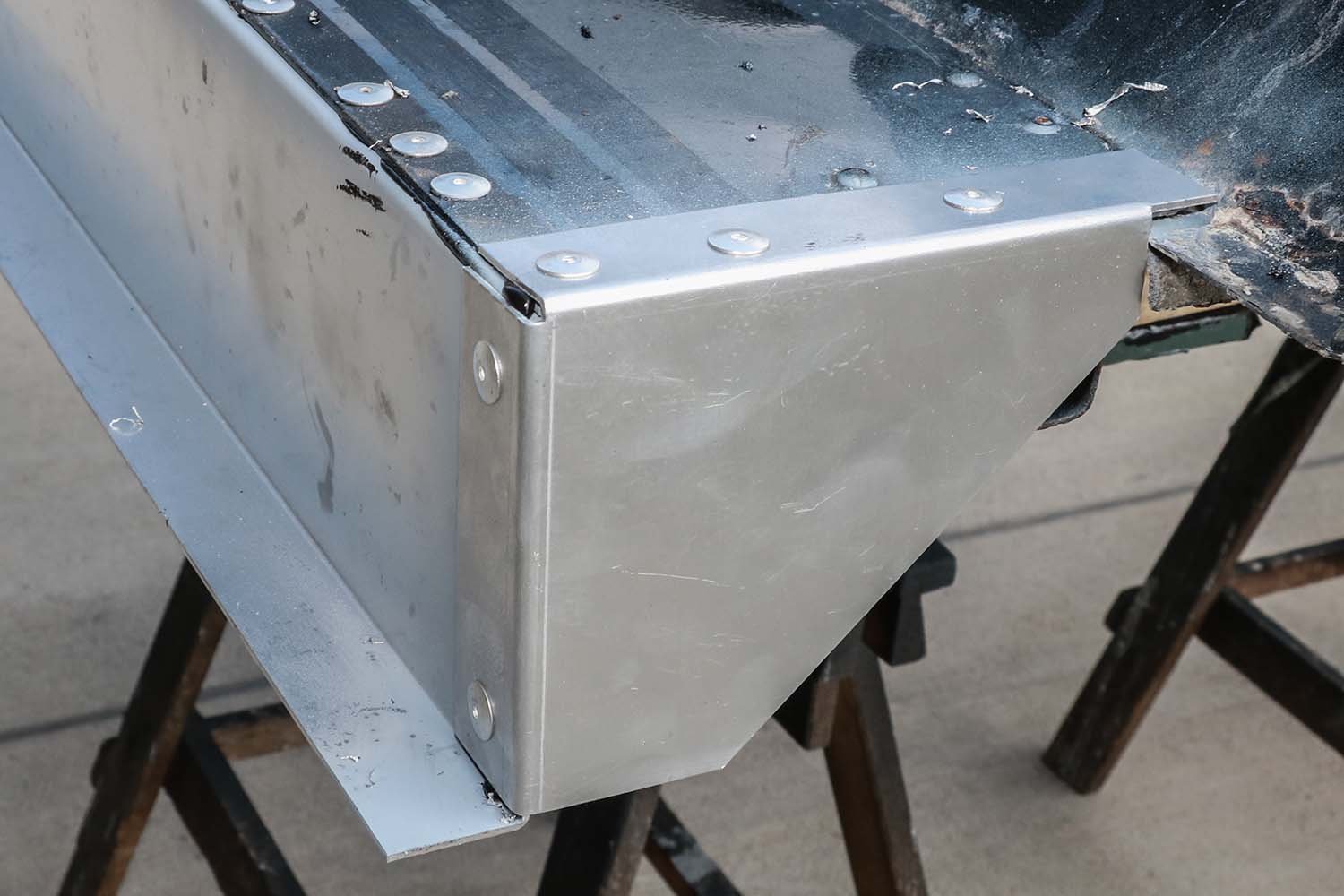 Ecken für Reperaturblech Heckwanne, verbaut