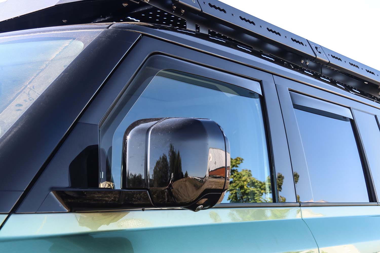 ClimAir Windabweiser Anwendungsbeispiel am New Defender vorne und hinten