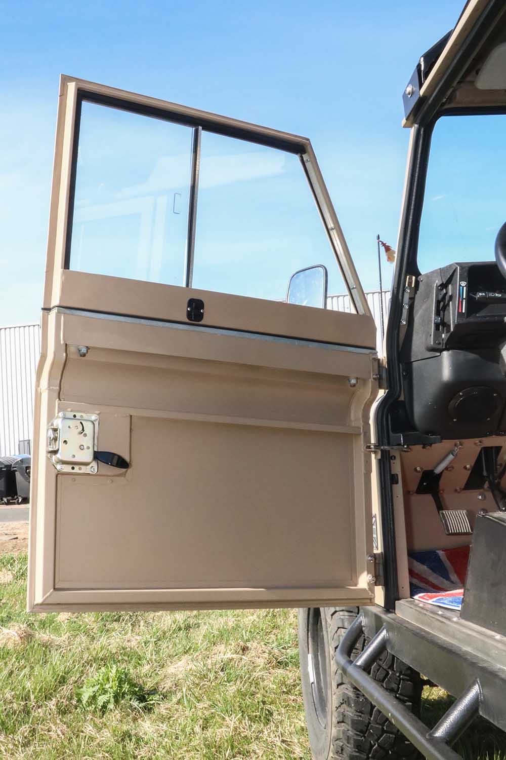 Umbaukits im Serie-Stil, verzinkte Türen