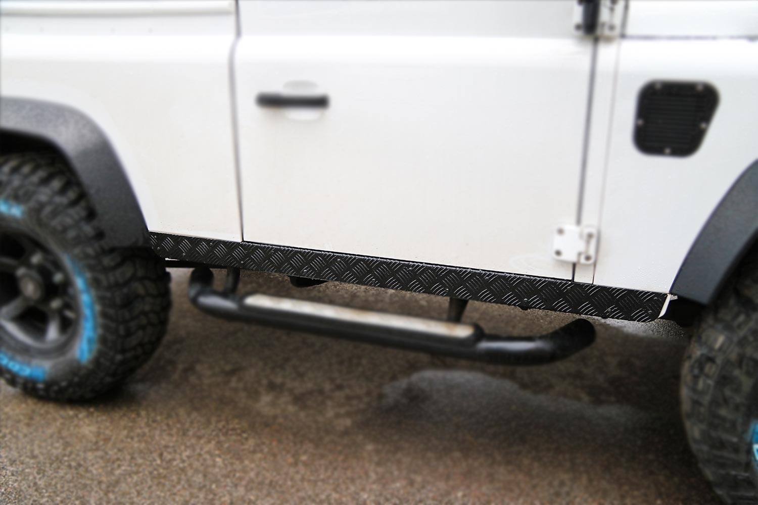 Schutzleisten aus Riffelblech für Defender