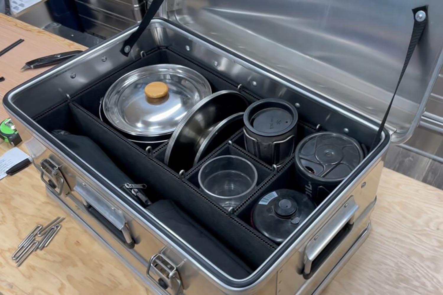 Anwendungsbeispiel, Unterteilungssystem / Schutzschaum für Alubox