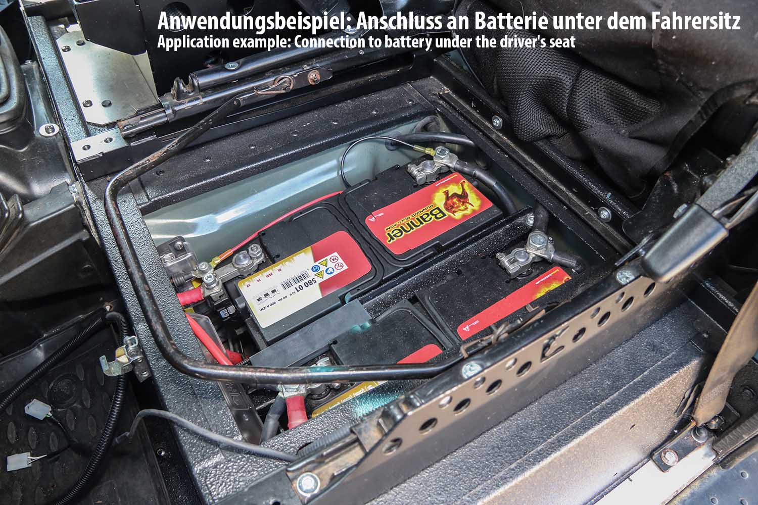 Anschluss des Solarpanels am Defender, Batterie unter dem Fahrersitz