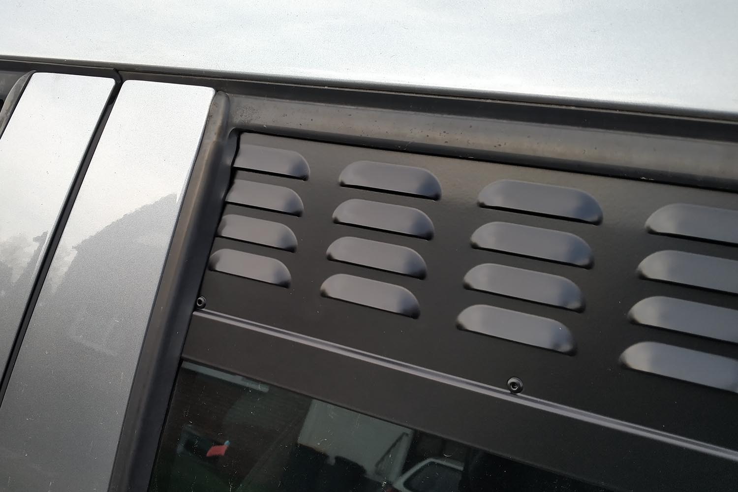 Alu Lüftungsbelch, gepulvert, hintere Seitenfenster Yeti