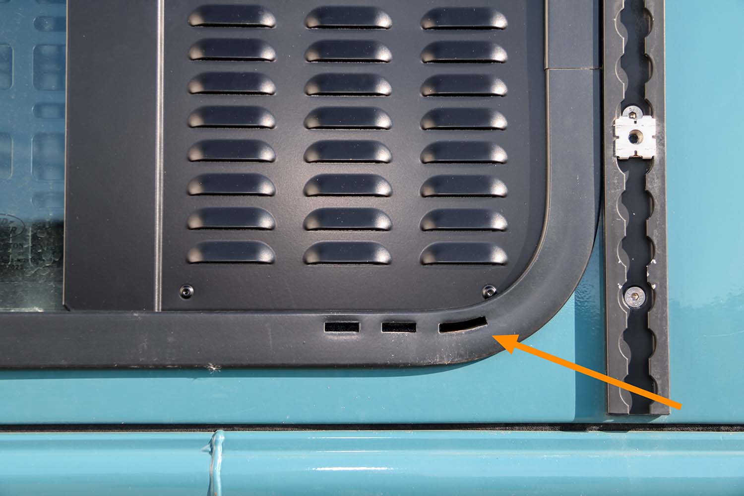 3 Reihen Lamellen für Fenster mit 3 Schlitzten am unteren Fensterrahmen