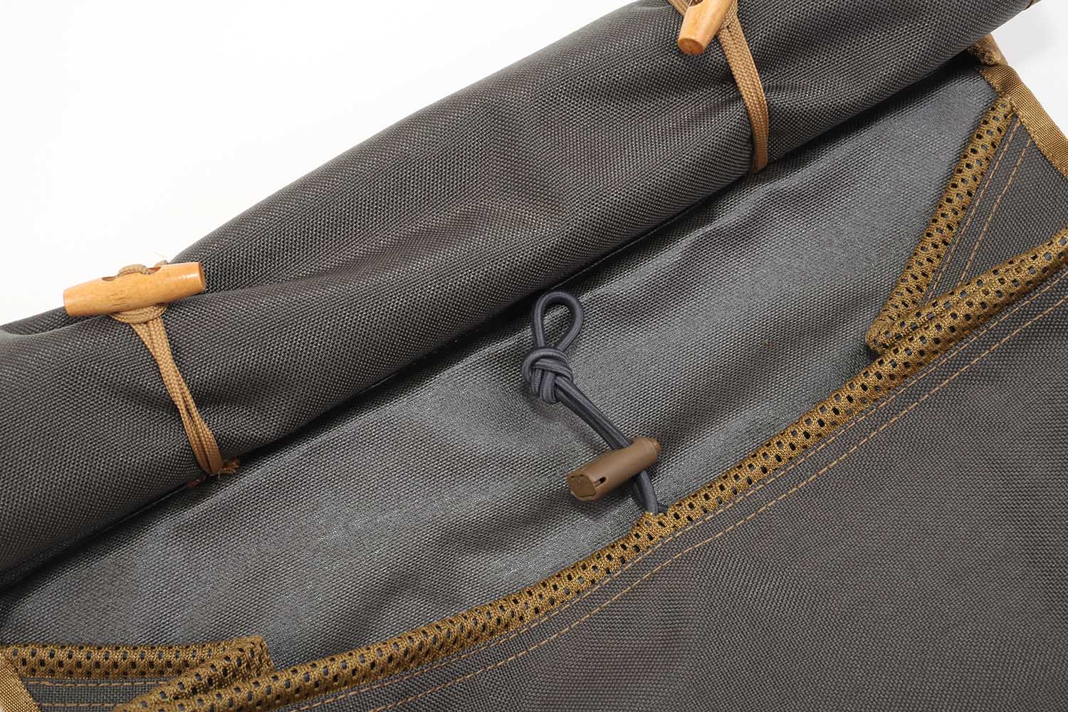 Detailaufnahme, Schuhtasche mit Zugband und Knebelknöpfen