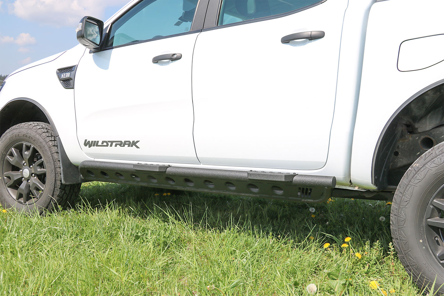 ford-ranger-rockslider-tritt-an-der-seite-01